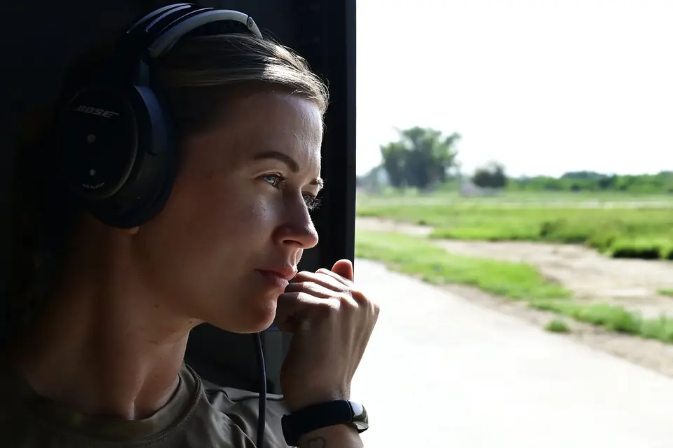 A US Air Force C-17 loadmaster checks wing-tip clearance from the aircraft during a USAID-led flood relief mission at Sukkur Airport, Pakistan, 10 September 2022
