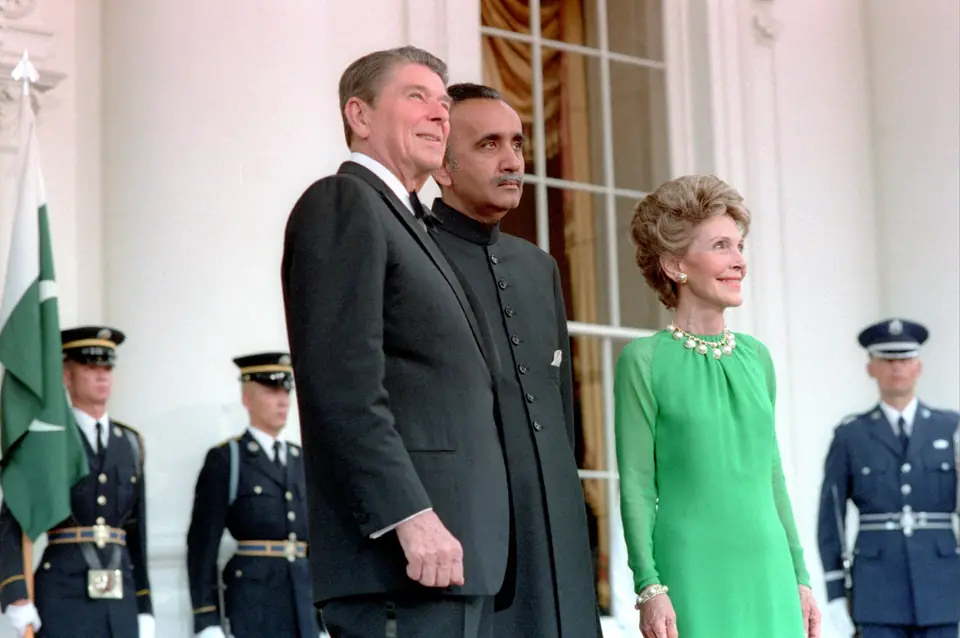 President Ronald Reagan, Nancy Reagan and Prime Minister Mohammad Khan Junejo of Pakistan on the North Portico of the White House before a state dinner, 16 July 1986